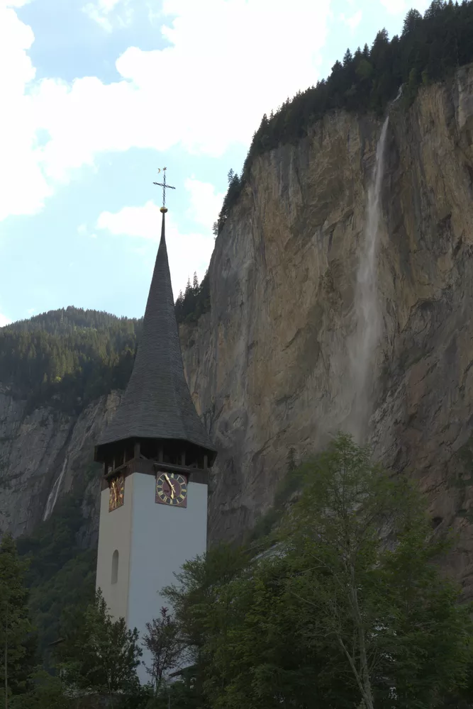 original image of the waterfall in Lauterbrunnen