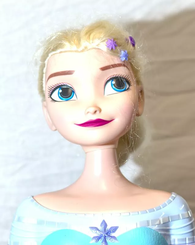 elsa with hue shift on the skin