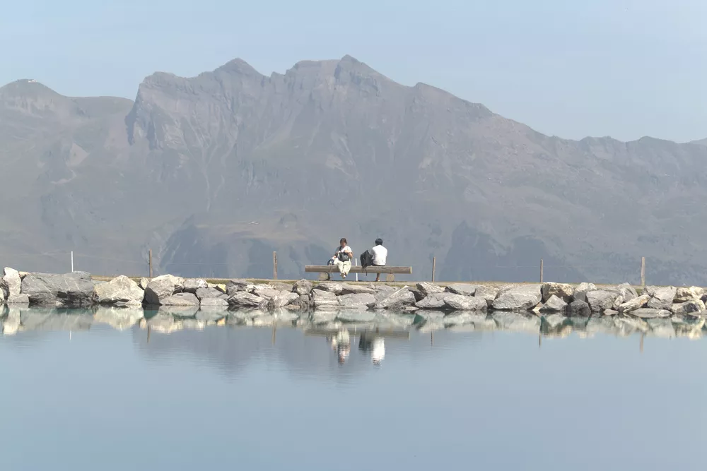 original version of the image with the lake, people, and mountains