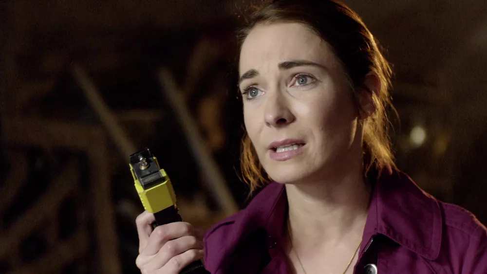 Ambrose threatens Alaya to get a cure for her father