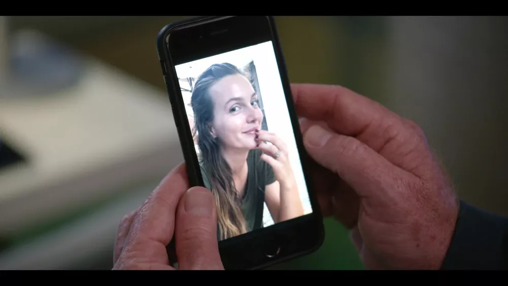 Gordon shows a photo of Laura on his antique cell phone